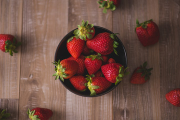 Fresas sobre suelo de madera vintage, natural y colorido.