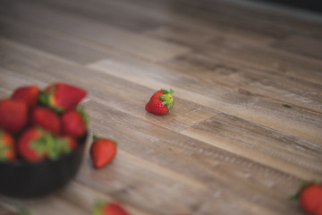 Fresas sobre suelo de madera vintage, natural y colorido.