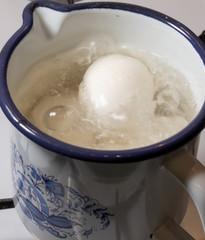 Eier im Topf mit kochendem Wasser
