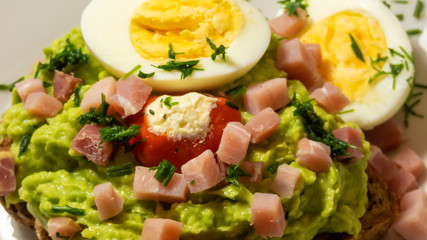 Guacamole mit Bacon und Ei