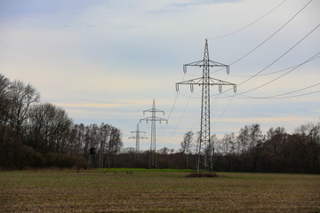 Stromleitung Hochspannungsmast in der Energiewende für erneuerbare Energien