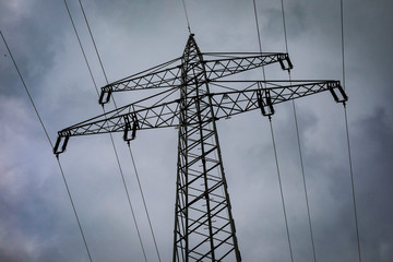 Stromleitung Hochspannungsmast in der Energiewende für erneuerbare Energien