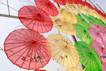 Fototapeta na wymiar China's oil paper umbrella architectural landscape in the park