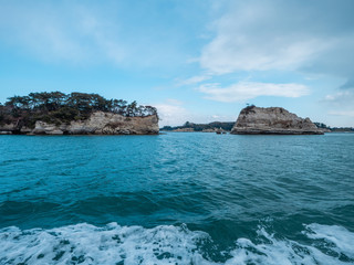 日本三景、松島の島巡り観光船からの景色。