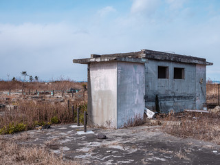 Fototapeta na wymiar 東日本大震災の被災地、荒浜地区に残っている住宅の跡。