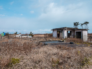東日本大震災の被災地、荒浜地区に残っている住宅の基礎。