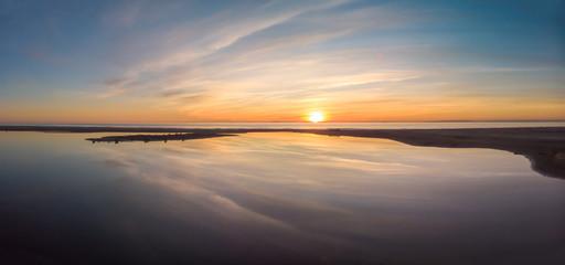 coucher de soleil panoramique sur les étangs  avec reflets sur l'eau