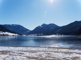 Schliersee in Oberbayern. Blick auf den zugefrorenen See von Stadtstrand