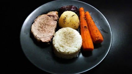 Rôti de porc, carottes, navet, oignon rouge, riz - fait maison