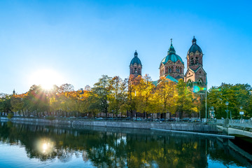 Sankt Lukas Kirche am Isarufer, München, Deutschland 