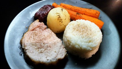 Rôti de porc, carottes, navet, oignon rouge, riz - fait maison