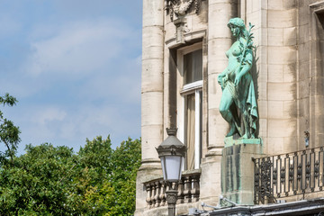 Obraz premium statue on the facade of Redershuis, an imposing building dating from 1896 in Antwerp, Belgium.