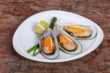 Half mussels with lime and pepper