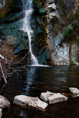 Obraz premium A tranquil waterfall in California with stepping stones