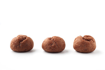 チョコレート シュークリーム フランスのお菓子 白背景