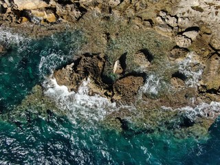 vista aérea del mar medieterraneo vista de pájaro de olas rompiendo en la costa. Vista cenital de mar