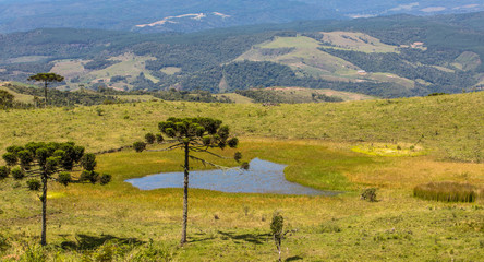 Fototapeta na wymiar Paisagem com lagoa e vale