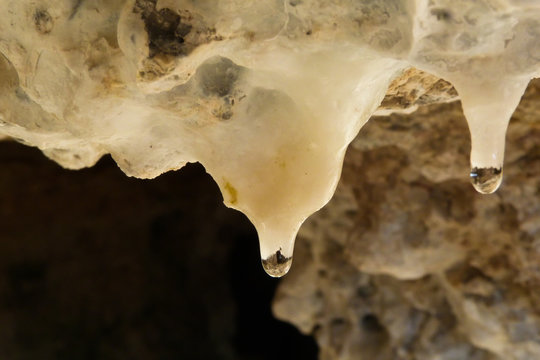 Grotta con Stalattiti di calcare e goccia d'acqua