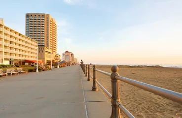 Tuinposter Afdaling naar het strand Virginia Beach bij zonsopgang. Foto toont hotels langs de promenade en het zandstrand. Het strand strekt zich drie mijl uit langs de Atlantische oceaan.