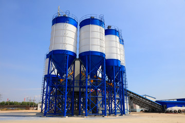 Obraz premium Commercial concrete mixing plant mechanical equipment in a factory