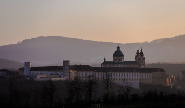 importante monasterio Cristiano en Austria en un día nublado al amanecer, Melk