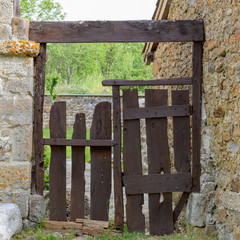 Puerta vieja y rústica para entrar a un corral. España