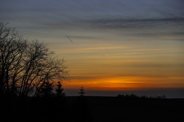 Atardecer, anochecer rojo y azul suave con un gran &aacute;rboles en los campos de Austria.