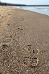Fototapeta na wymiar a footprint on the soles reflected in the sand