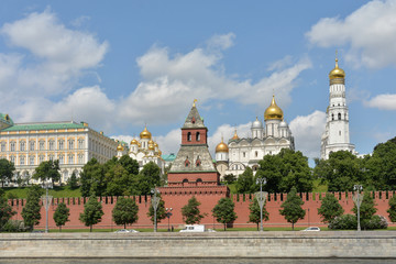 Fototapeta na wymiar Moscow Kremlin from the Moscow river.