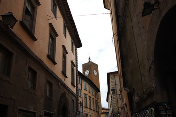 Fototapeta na wymiar street scene with clock tower in old town of orvieto