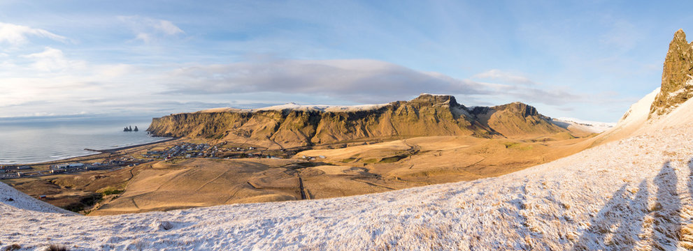 Vistas del pueblo de Vik en Islandia con el mar de fondo © Hector