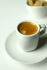 Concetto di bevanda italiana. Tazza bianca classica di caffè espresso con caffè su fondo bico.