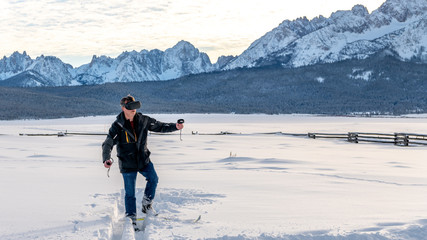Fototapeta na wymiar Virtual reality in the wilderness skiing in winter with mountain range