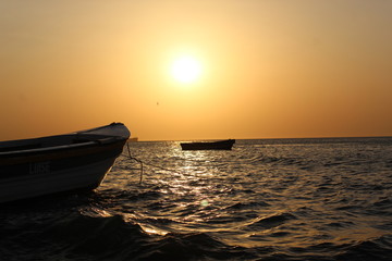 siluetas en el mar 