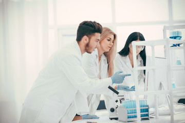 Fototapeta premium group of scientists discussing the results of a study on coronavirus
