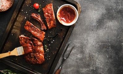Delicious barbecued ribs seasoned with a spicy basting sauce and served on iron pan. - 321910389