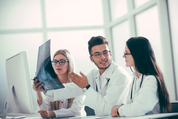 Fototapeta premium group of doctors discuss the patient's x-ray