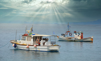 Fototapeta premium Griechische Fischkutter auf dem Meer