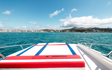 Obraz premium Barco en el mar, excursiones en yate.