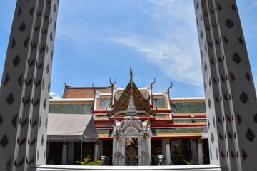Obraz premium A Buddahist temple between columms. chedi buddhist temple