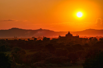 Obraz premium Pagodas and temples of Bagan in Myanmar, formerly Burma, a world heritage site.