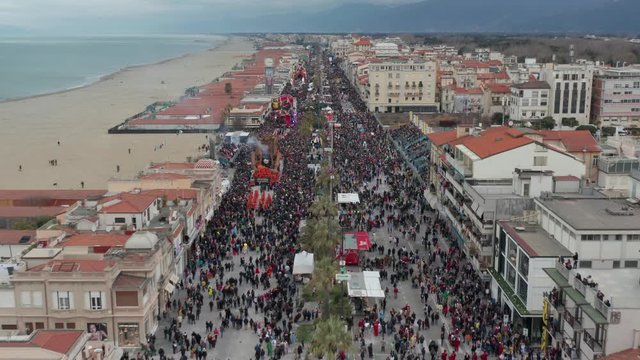 Video aereo della sfilata di carnevale di Viareggio