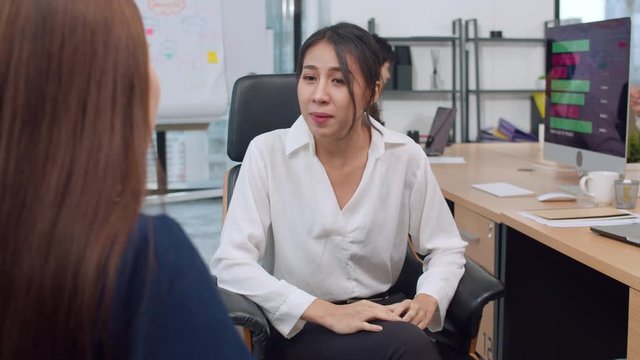 Asia businesspeople chatting to intern discussing job interview colleagues having conversation and meeting brainstorming ideas about project working plan success strategy in office. 4k Slow motion.
