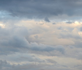 Fototapeta na wymiar Faszinierende Wolkenstimmung am Himmel nach einem Regenschauer