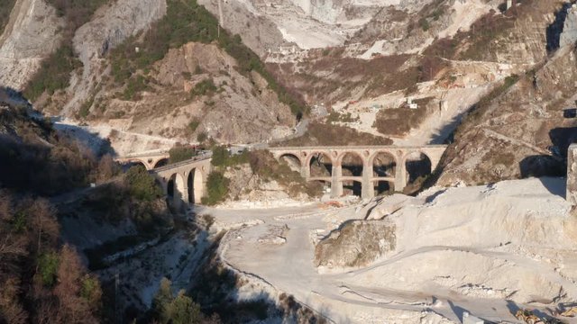 Video aereo dei ponti delle cave fantiscritti di Carrara
