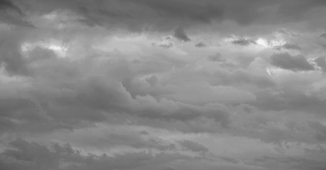 Dunkle Regenwolken und Gewitterwolken in schwarz weiß und monochrom