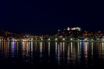 Hafen von Kavala bei Nacht mit Blick auf die Burg