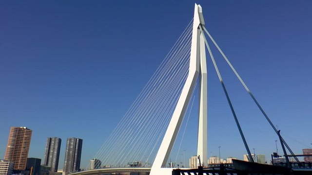 Tilt shot van de Erasmusbrug in Rotterdam.