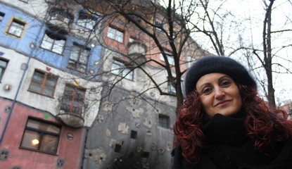 Turista tra le case particolari in inverno a Vienna © Alfons Photographer