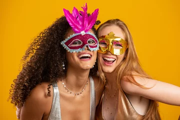 Fototapete Karneval Schöne Frauen gekleidet für Karnevalsnacht. Lächelnde Frauen, die bereit sind, den Karneval mit einer bunten Maske zu genießen.  © Nexa